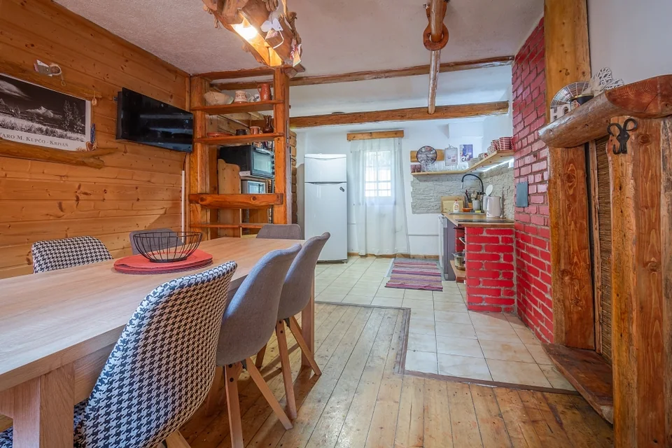 Dining room and kitchen – Chata Zuzanka