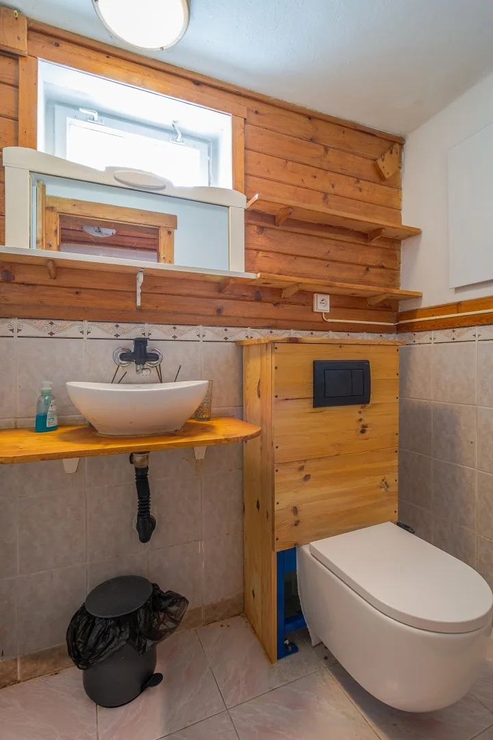 Wood-accented bathroom – Chata Zuzanka